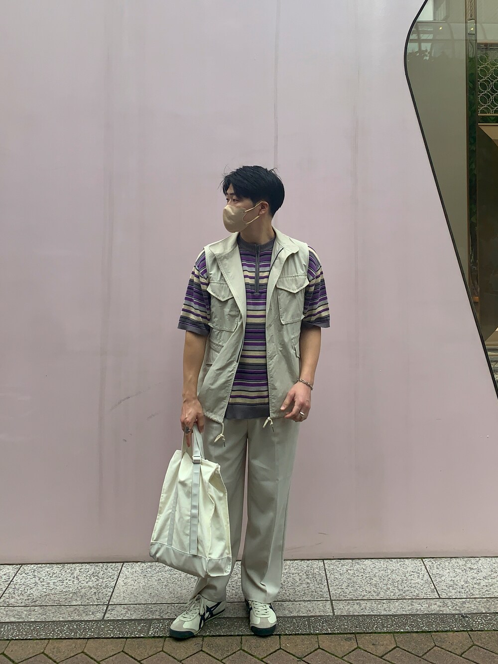 「オトナカジュアル、夏コーデ、綺麗めカジュアル、ニットTシャツ、ミリタリーベスト、Kastane、kastane_ootd、WHIMSIC、オニツカタイガー、いいね、save、フォローお願いします🤑、おしゃれさんと繋がりたい」｜「WHIMSICの【WHIMSIC】M-65フィールドベスト（ベスト、ホワイト系）」を使った、おさDさん（メンズ・178cm）の春コーディネートの1枚目の写真
