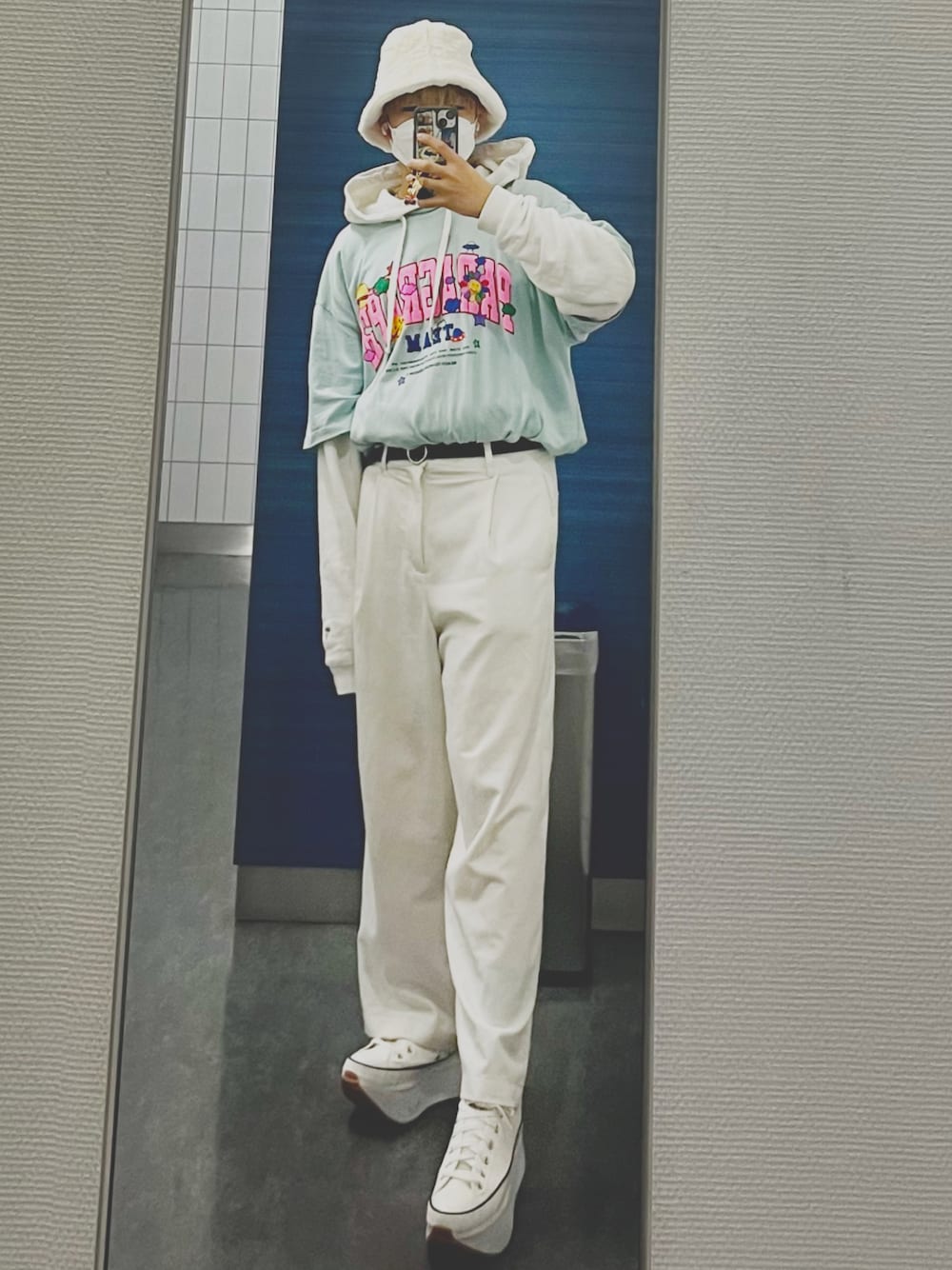 「秋のコーデ、お洒落さんとつながりたい、秋服、ワイドパンツ、ビックシルエット、休日コーデ、いいね、save、フォローお願いします🤑、相互フォロー、今日のコーデ、低身長コーデ、バケットハット、ストリート、厚底シューズ、converse、ホワイト」｜「ParagraphのPARAGRAPH(パラグラフ)/Smile Printing T-SHIRT（Tシャツ/カットソー、ブルー系）」を使った、류노스케さん（メンズ・165cm）の秋コーディネートの1枚目の写真