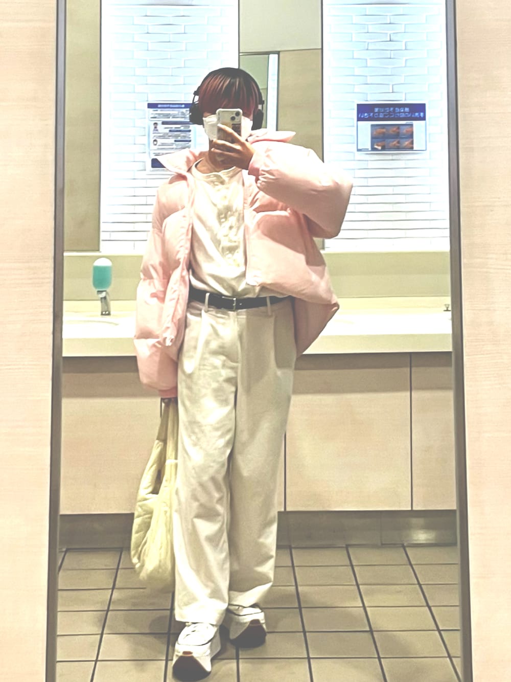 「きれいめカジュアル、オトナカジュアル、オーバーサイズ、春コーデ、シンプルスタイル、ビッグシルエット、ワイドパンツ、お洒落さんとつながりたい、低身長コーデ、ピンク、いいね、save、フォローお願いします🤑、相互フォロー、低身長、冬コーデ、ヘッドホン」｜「FEKETEのSTRING SHORT ECO DOWN JACKET / ショートエコダウンジャケット（ダウンジャケット/コート、ピンク系）」を使った、류노스케さん（メンズ・165cm）の冬コーディネートの1枚目の写真
