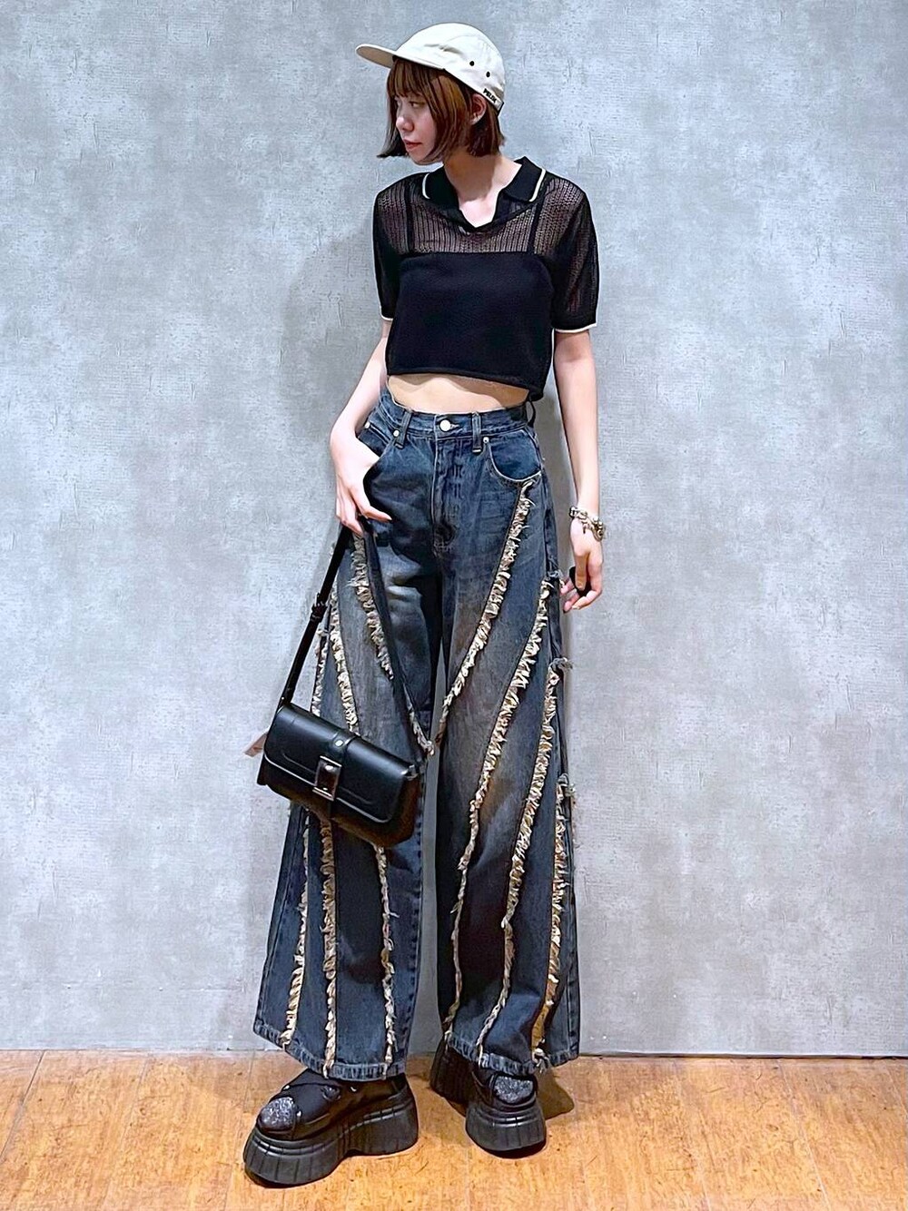 ブラック系のスニーカー、ブラック系のキャミソール、ブラック系のハンドバッグを着用したレディースの夏コーディネートの1枚目の写真