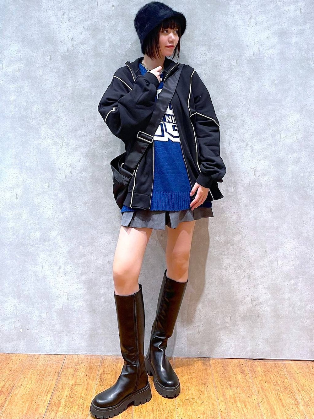 ブラック系のブーツ、ブラック系のスウェット、グレー系のその他パンツを着用したレディースの冬コーディネートの1枚目の写真