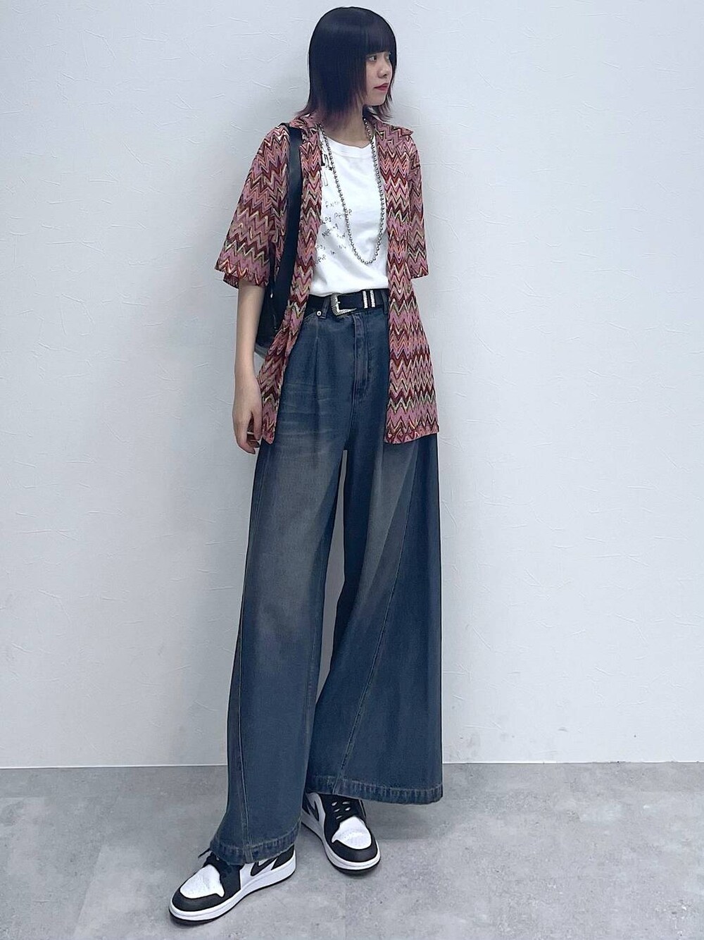 ピンク系のシャツ/ブラウス、ブルー系のデニムパンツ、ホワイト系のTシャツ/カットソーを着用したレディースの春コーディネートの1枚目の写真