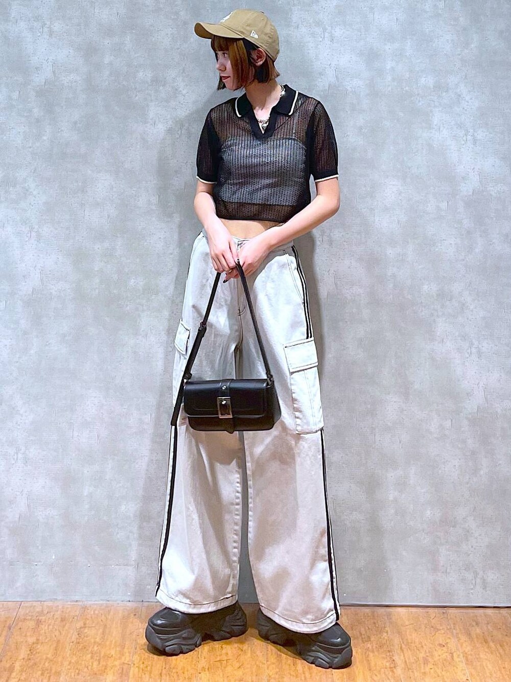 ブラック系のスニーカー、ホワイト系のデニムパンツ、ホワイト系のキャミソールを着用したレディースの夏コーディネートの1枚目の写真