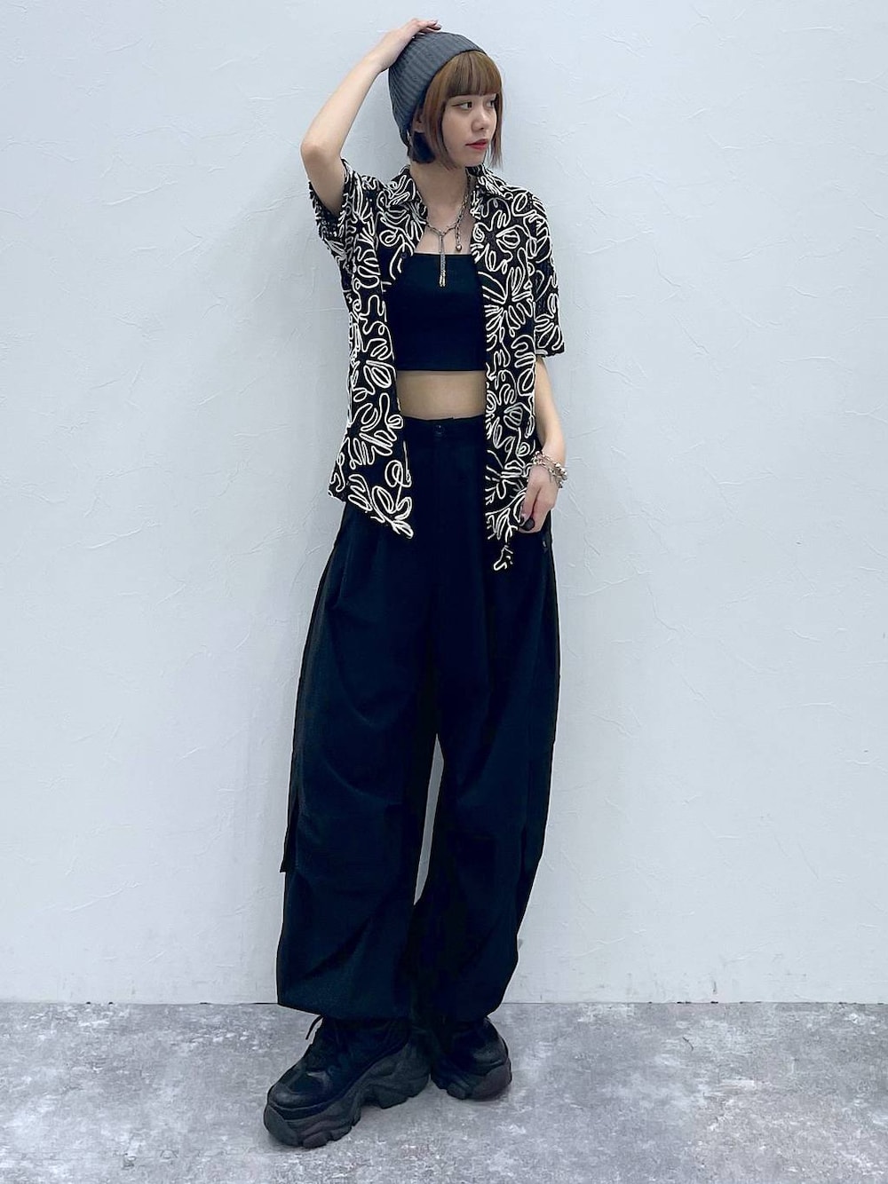 「差し色コーデ、高身長、女子ウケ、夏コーデ、骨格ナチュラル、モード、カジュアル、PAGEBOY、PBLIM、着痩せ・細見え、シャツ、シャツスタイル、モノトーン、パンツ、ユニセックス」｜「PAGEBOYのプラットチャンキースニーカー（スニーカー、ブラック系）」を使った、Kotohaさん（レディース・170cm）の夏コーディネートの1枚目の写真