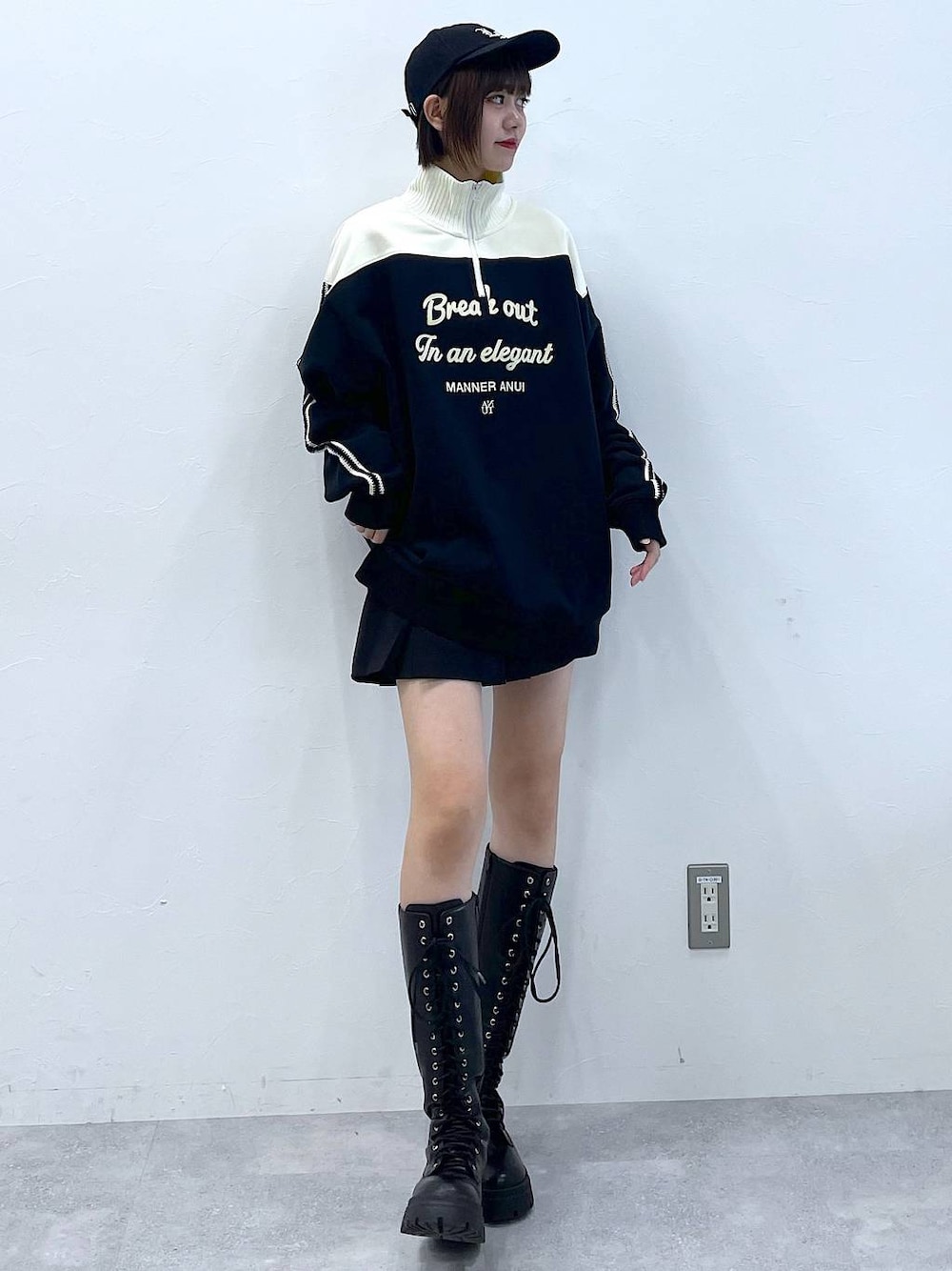 ブラック系のブーツ、ブラック系のその他パンツ、ブラック系のスウェットを着用したレディースの冬コーディネートの1枚目の写真