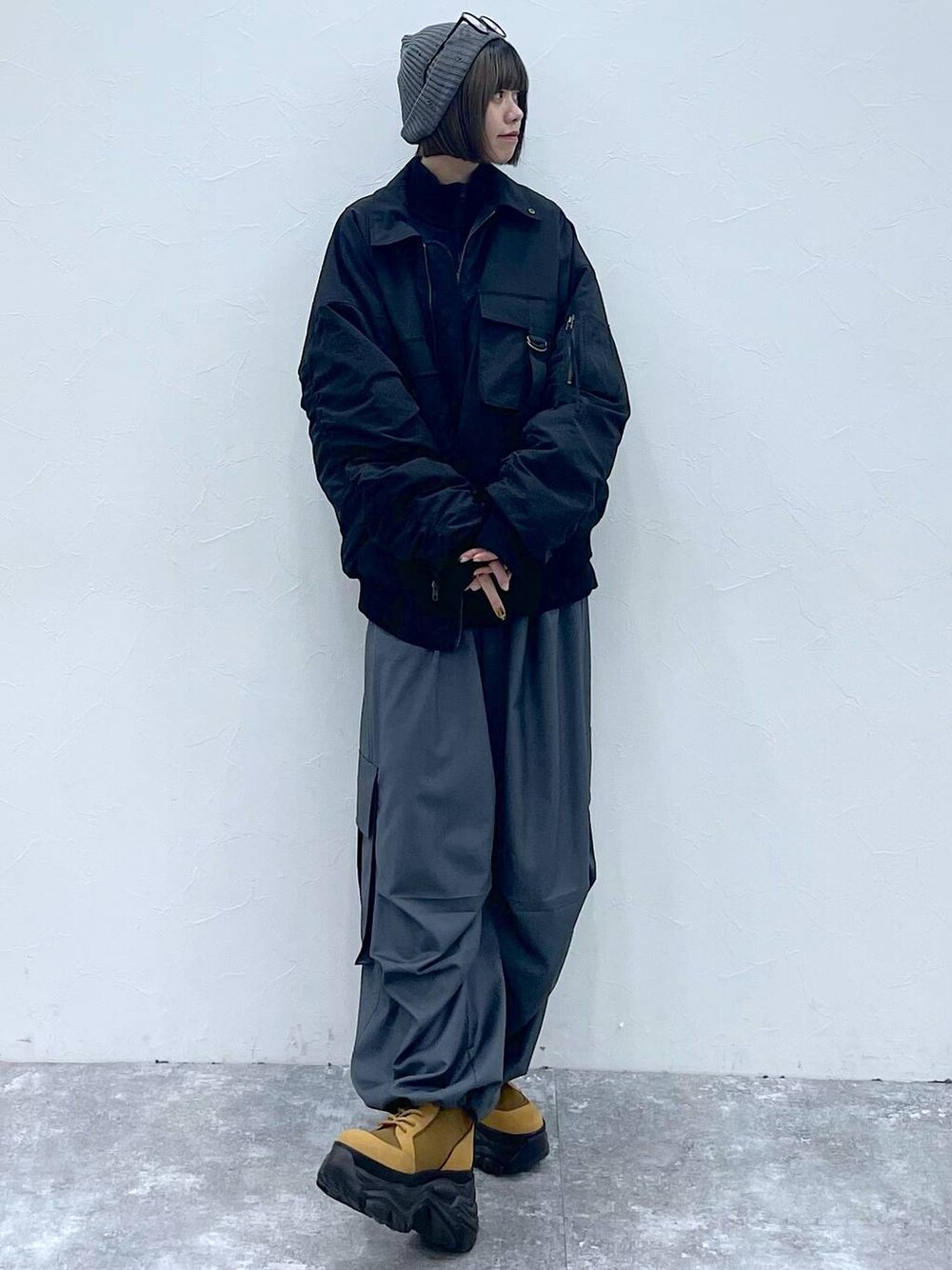 ブラウン系のブーツ、ブラック系のブルゾン、ブラック系のスウェットを着用したレディースの秋コーディネートの1枚目の写真