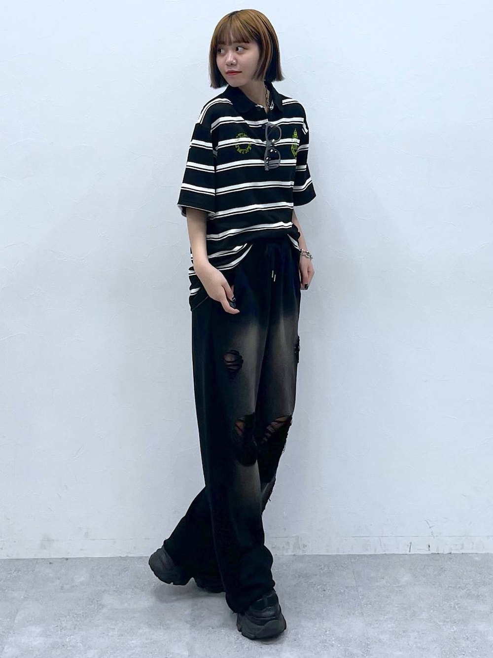 ブラック系のスニーカー、ブラック系のスウェットパンツ、ブラック系のTシャツ/カットソーを着用したレディースの夏コーディネートの1枚目の写真