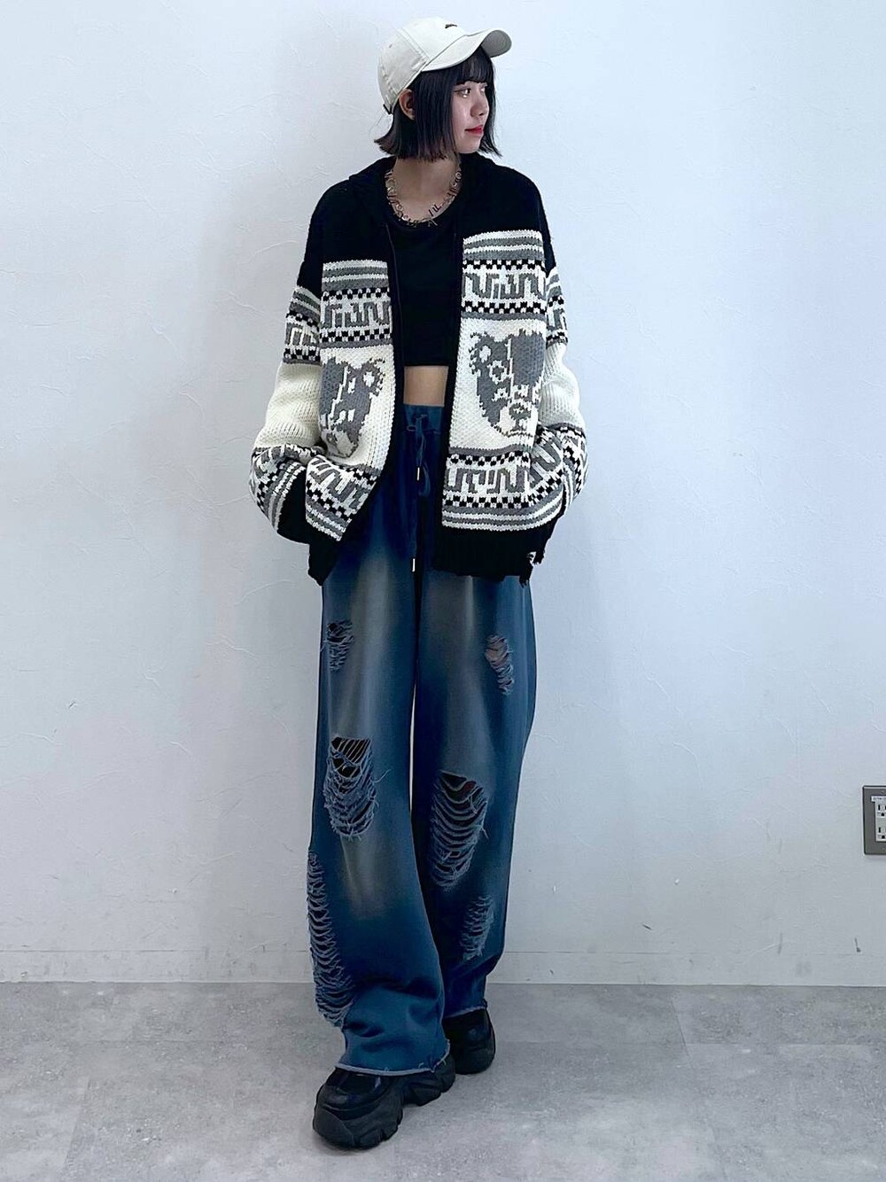 ブラック系のスニーカー、ブルー系のスウェットパンツ、ブラック系のTシャツ/カットソーを着用したレディースの秋コーディネートの1枚目の写真