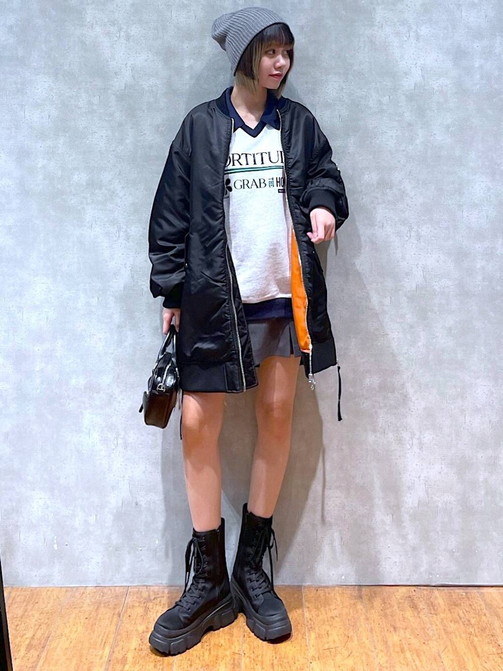 グレー系のその他パンツ、ブラック系のMA-1、ブラック系のブーツを着用したレディースの冬コーディネートの1枚目の写真