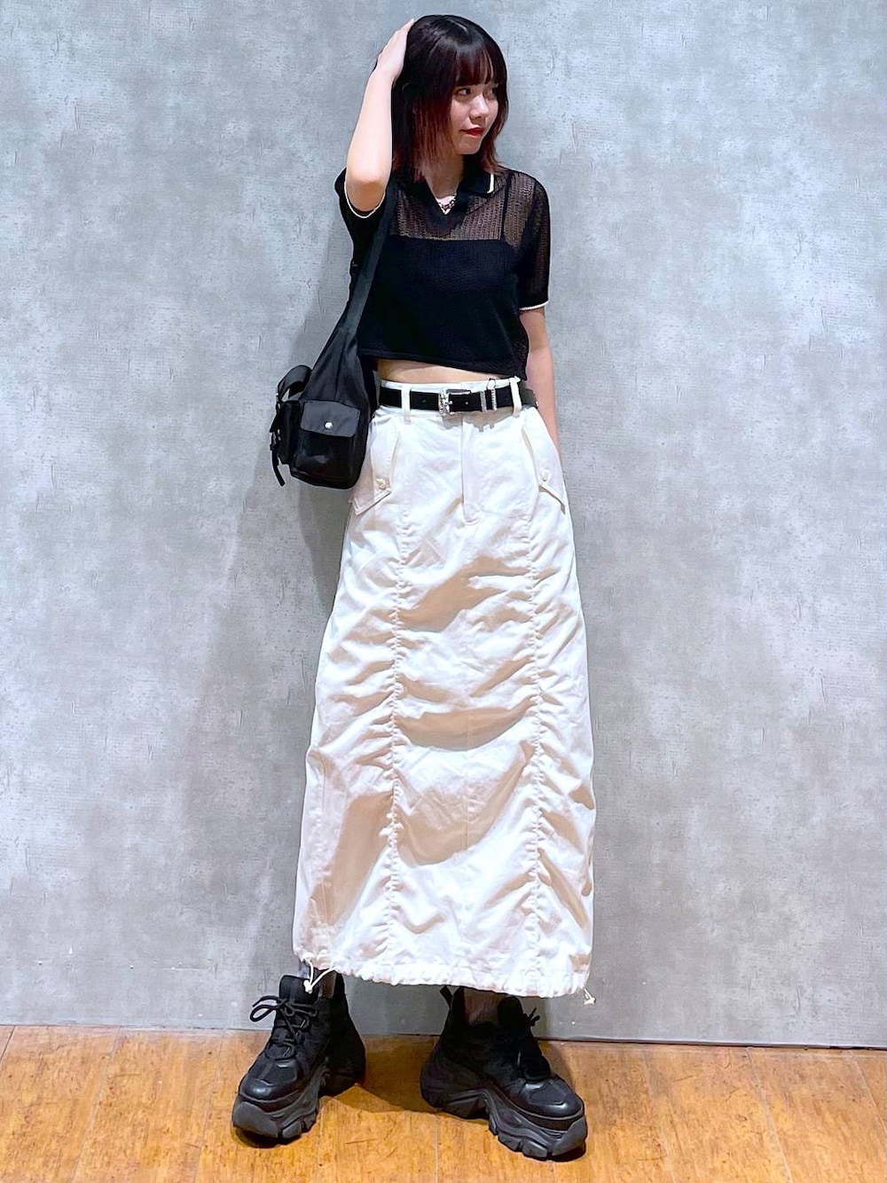 ブラック系のショルダーバッグ、ブラック系のスニーカー、ブラック系のキャミソールを着用したレディースの夏コーディネートの1枚目の写真