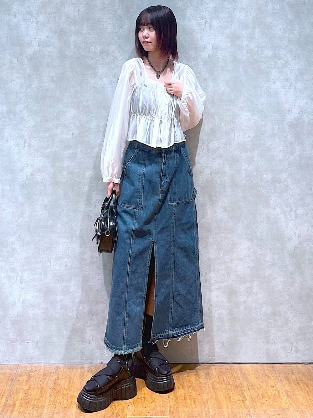 ブラック系のスニーカー、ホワイト系のシャツ/ブラウス、ブラック系のキャミソールを着用したレディースの春コーディネートの1枚目の写真