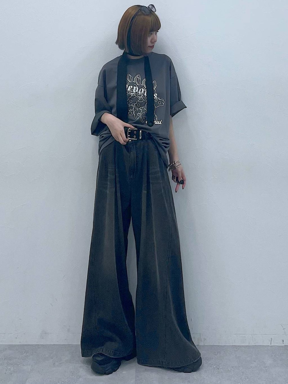 ブラック系のスニーカー、ブラック系のデニムパンツ、グレー系のTシャツ/カットソーを着用したレディースの夏コーディネートの1枚目の写真