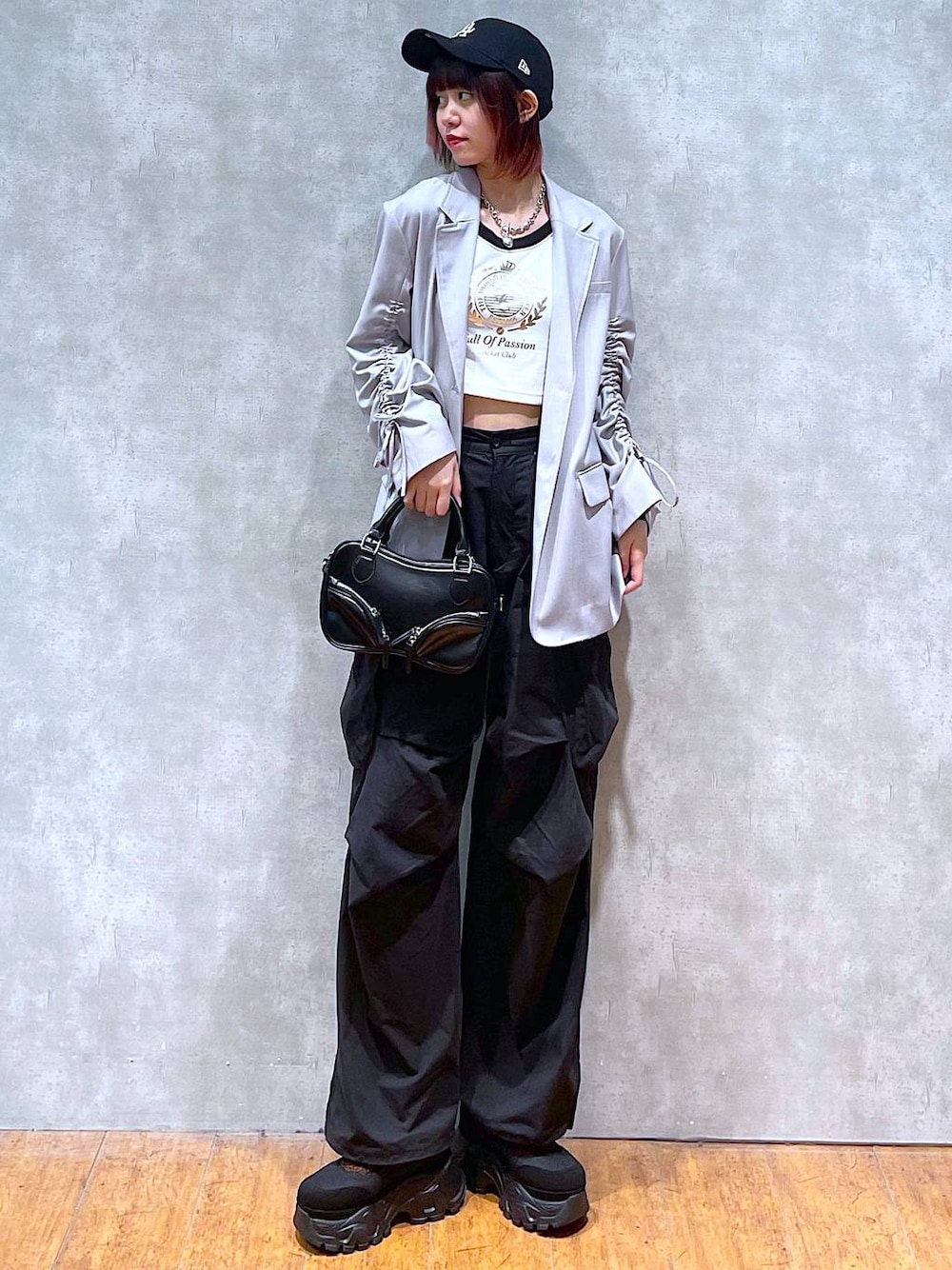 ベージュ系のテーラードジャケット、ホワイト系のTシャツ/カットソー、ブラック系のカーゴパンツを着用したレディースの春コーディネートの1枚目の写真