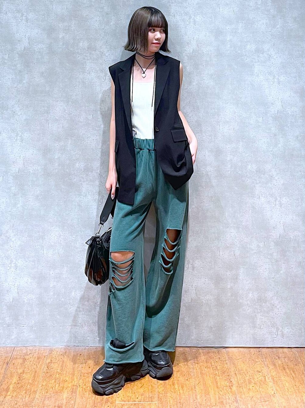 ホワイト系のタンクトップ、ブラック系のスニーカー、ブラック系のショルダーバッグを着用したレディースの夏コーディネートの1枚目の写真