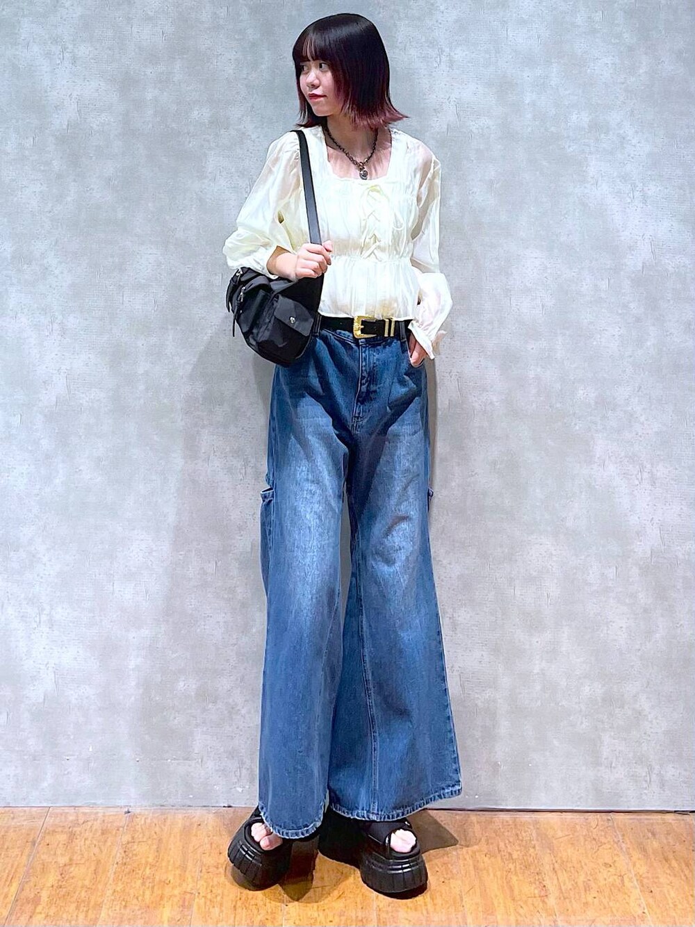 ブラック系のスニーカー、ブラック系のショルダーバッグ、ベージュ系のシャツ/ブラウスを着用したレディースの春コーディネートの1枚目の写真