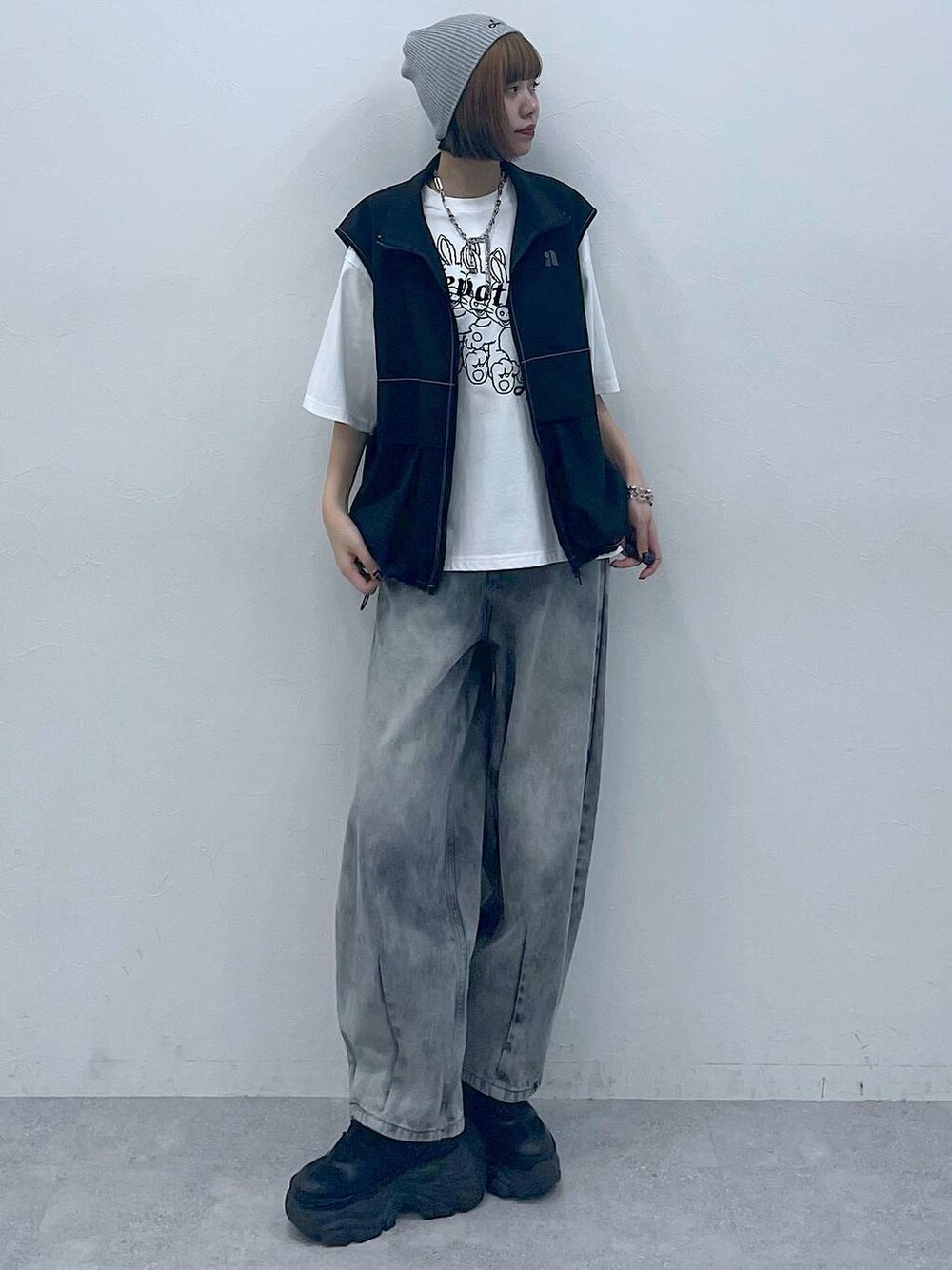 ブラック系のスニーカー、ブラック系のデニムパンツ、ホワイト系のTシャツ/カットソーを着用したレディースの夏コーディネートの1枚目の写真