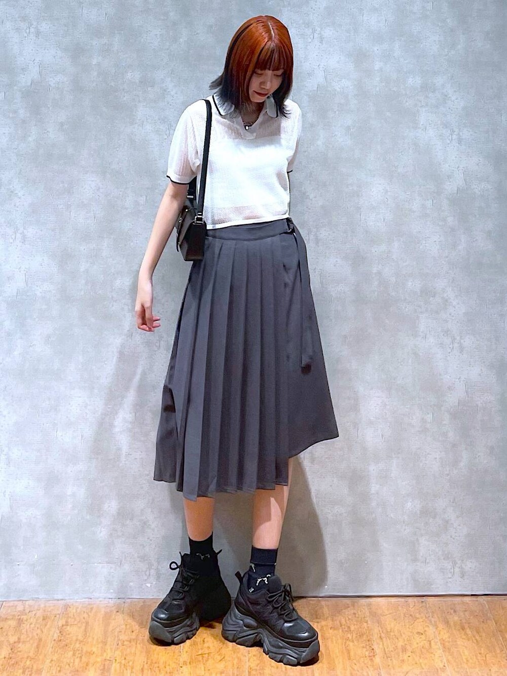 ブラック系のスニーカー、グレー系のスカート、ホワイト系のキャミソールを着用したレディースの夏コーディネートの1枚目の写真