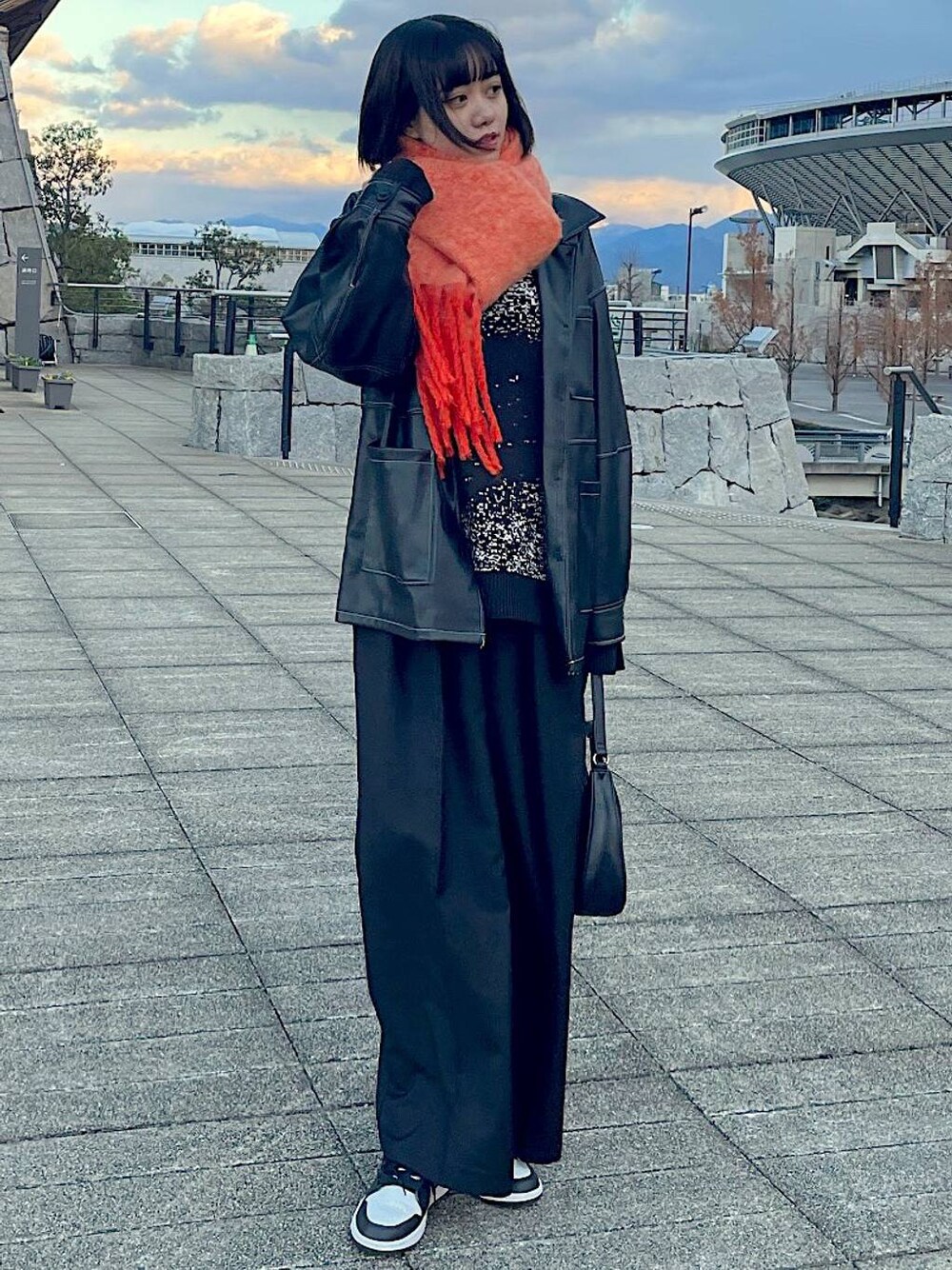 ブラック系のスラックス、ブラック系のニット/セーターを着用したレディースの冬コーディネートの1枚目の写真