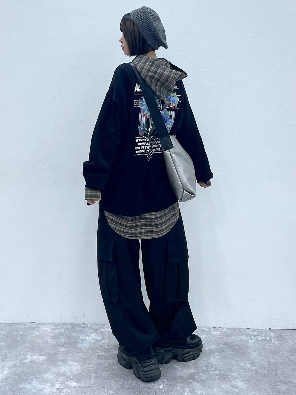 ブラック系のスニーカー、ブラック系のスウェット、シルバー系のトートバッグを着用したレディースの秋コーディネートの1枚目の写真