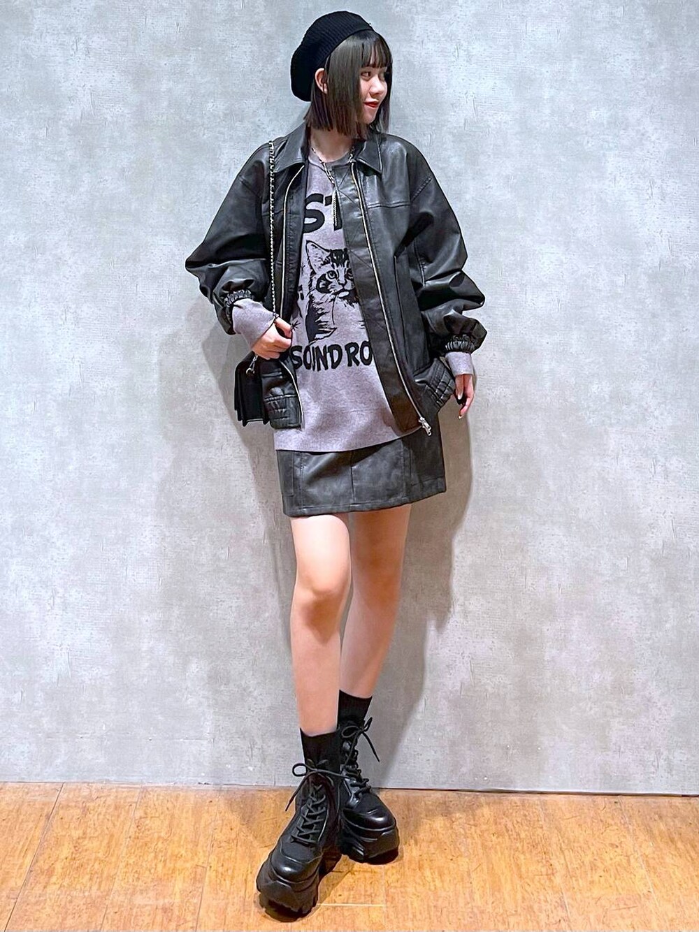 「差し色コーデ、高身長、女子ウケ、秋コーデ、スカート、モノトーン、ニット、ユニセックス、韓国系、韓国ファッション、骨格ナチュラル、モード、カジュアル、PAGEBOY、PBLIM」｜「PAGEBOYのレースアップソックスブーツ（ブーツ、ブラック系）」を使った、Kotohaさん（レディース・170cm）の秋コーディネートの1枚目の写真