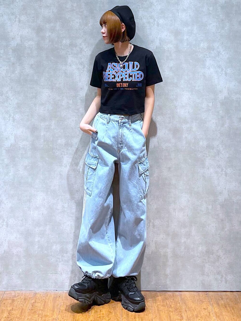 ブラック系のスニーカー、ブルー系のデニムパンツ、ブラック系のTシャツ/カットソーを着用したレディースの夏コーディネートの1枚目の写真