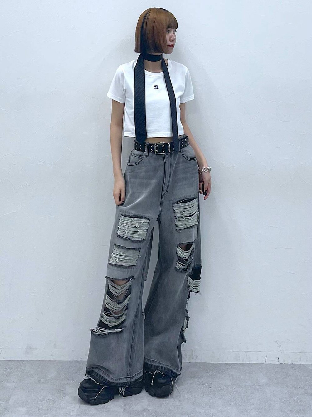 ブラック系のデニムパンツ、ブラック系のスニーカー、ブラック系のネクタイを着用したレディースの夏コーディネートの1枚目の写真