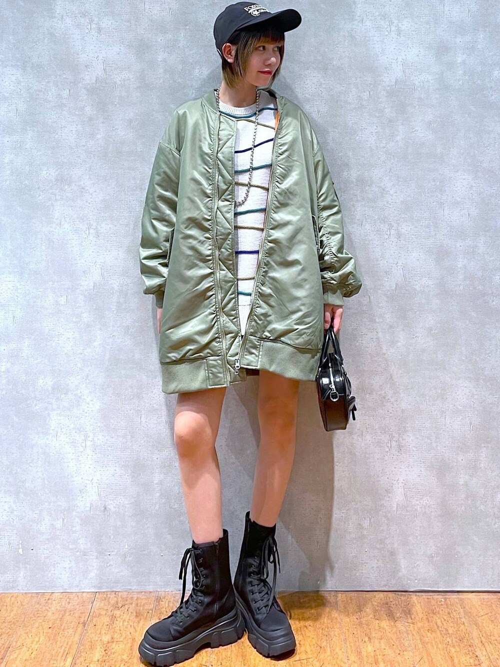 ブラック系のその他パンツ、グリーン系のMA-1、ブラック系のブーツを着用したレディースの冬コーディネートの1枚目の写真