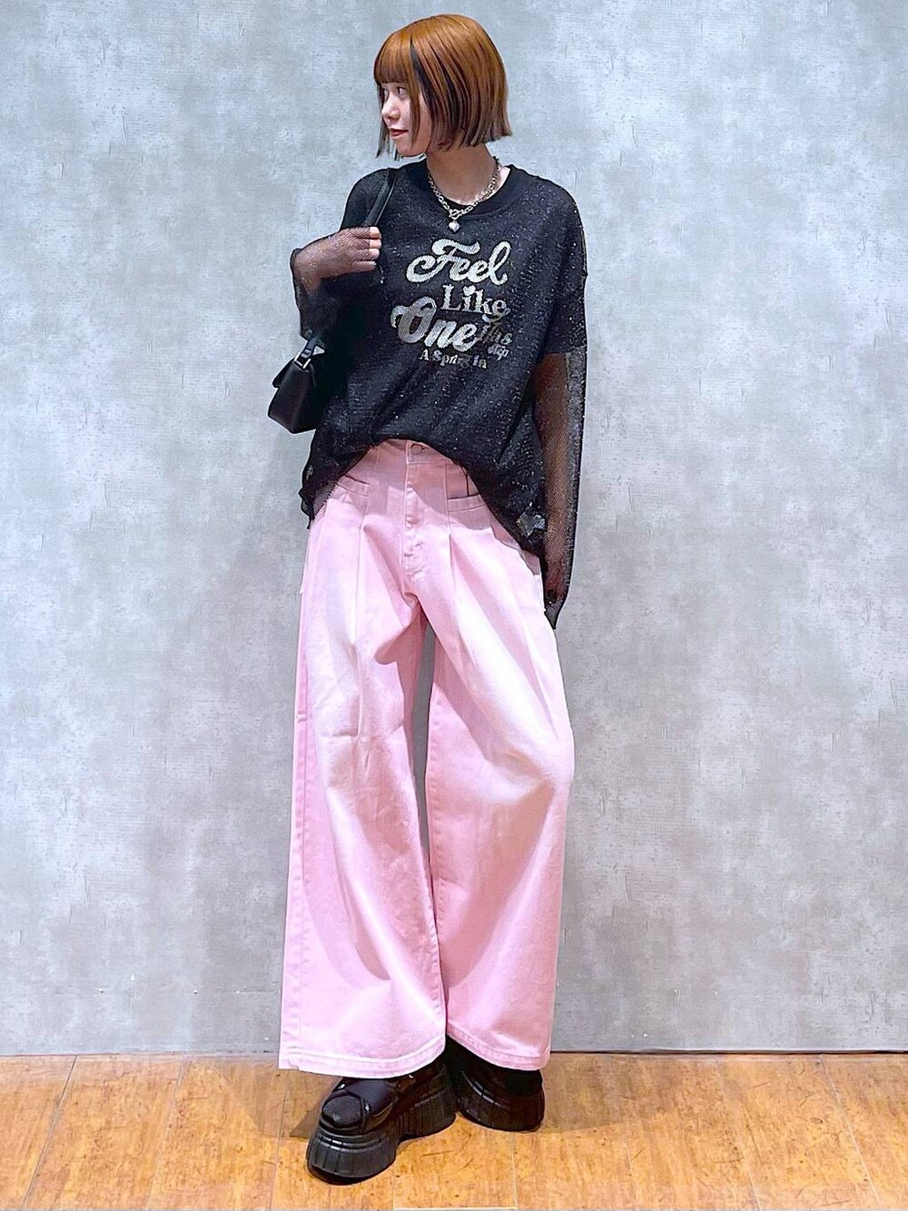 ブラック系のスニーカー、ブラック系のTシャツ/カットソー、ブラック系のTシャツ/カットソーを着用したレディースの夏コーディネートの1枚目の写真