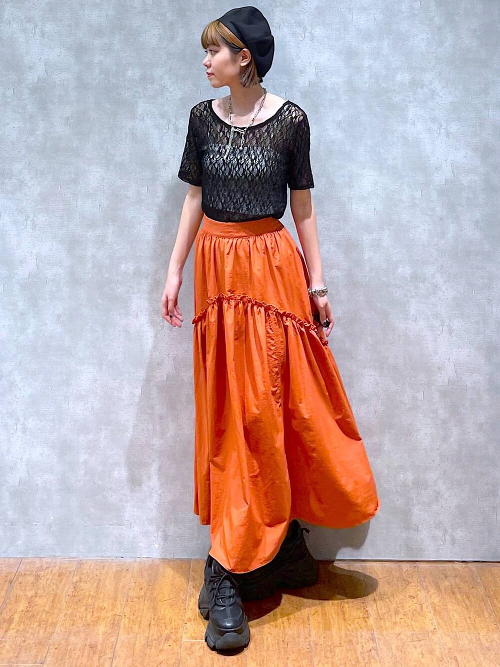 ブラック系のスニーカー、ホワイト系のキャミソール、ブラック系のTシャツ/カットソーを着用したレディースの夏コーディネートの1枚目の写真