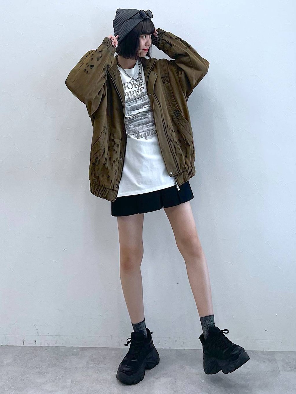 ブラック系のスニーカー、ブラック系のその他パンツ、ブラウン系のデニムジャケットを着用したレディースの夏コーディネートの1枚目の写真