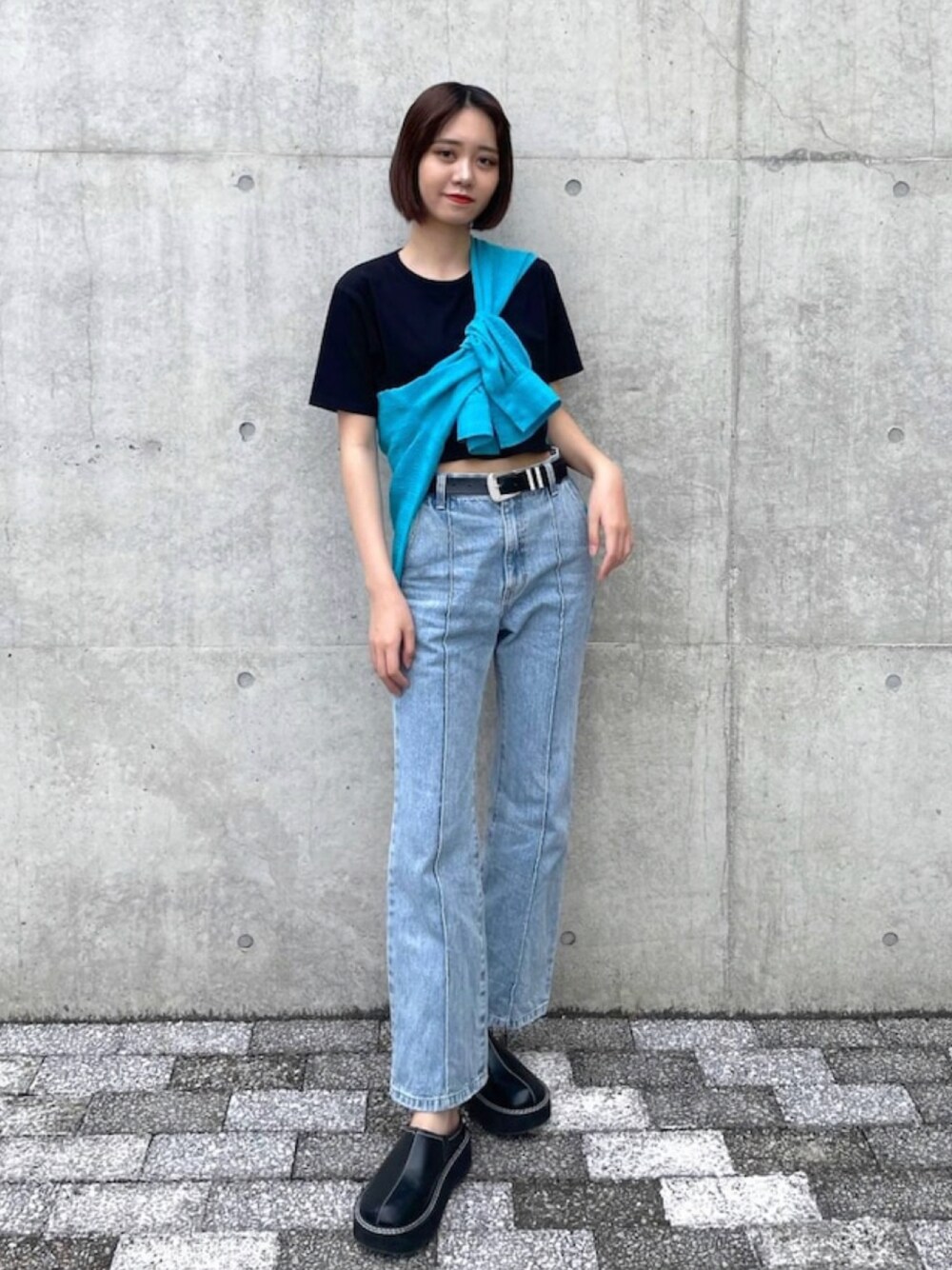 ブラック系のTシャツ/カットソー、ブルー系のデニムパンツ、ブラック系のサンダルを着用したレディースの夏コーディネートの1枚目の写真