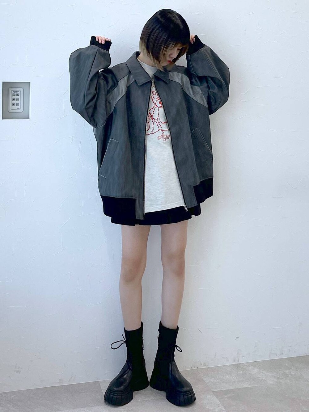 グレー系のブルゾン、ブラック系のその他パンツ、ブラック系のブーツを着用したレディースの冬コーディネートの1枚目の写真