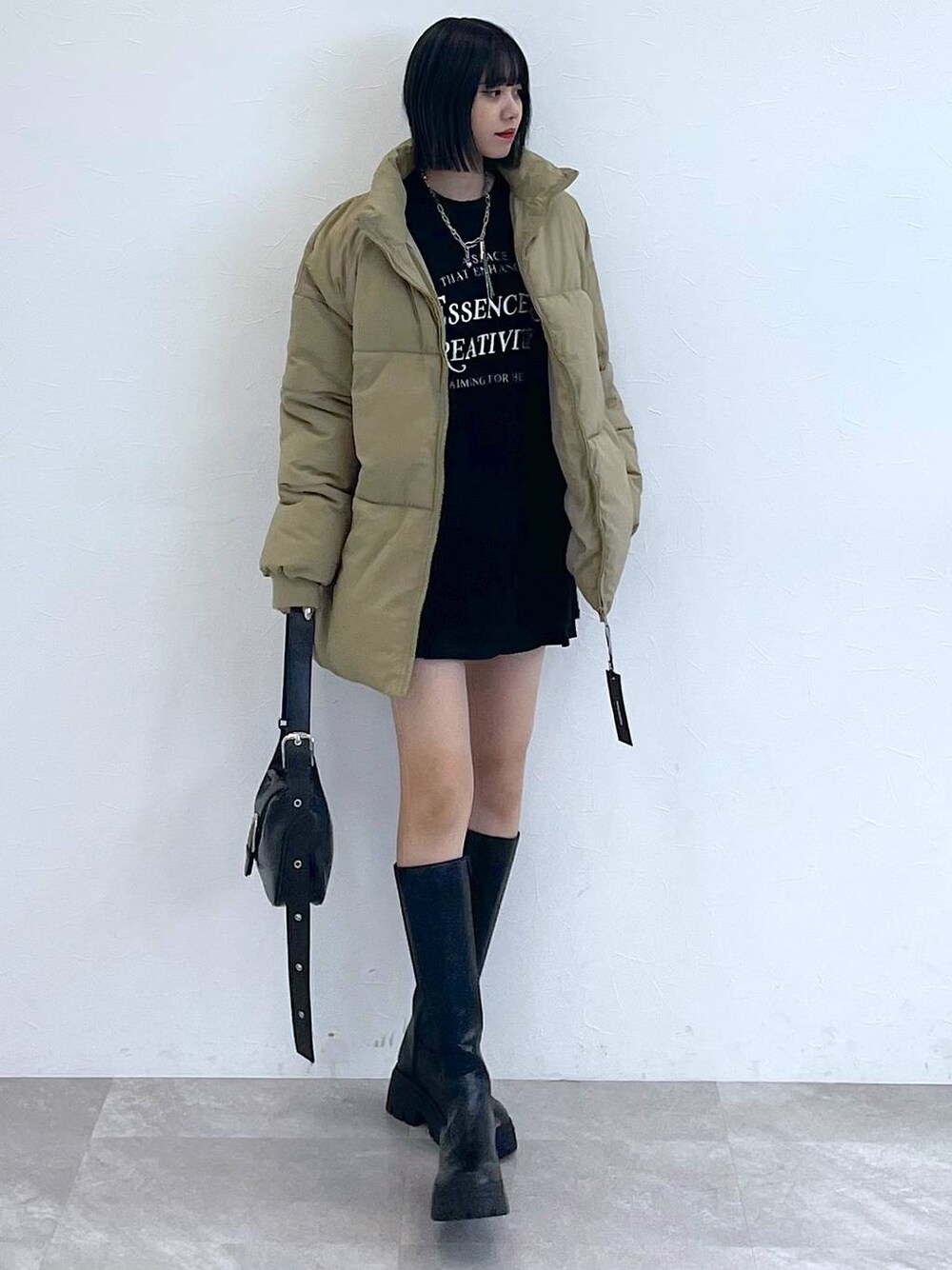 ブラック系のその他パンツ、ブラック系のショルダーバッグ、ブラック系のブーツを着用したレディースの秋コーディネートの1枚目の写真