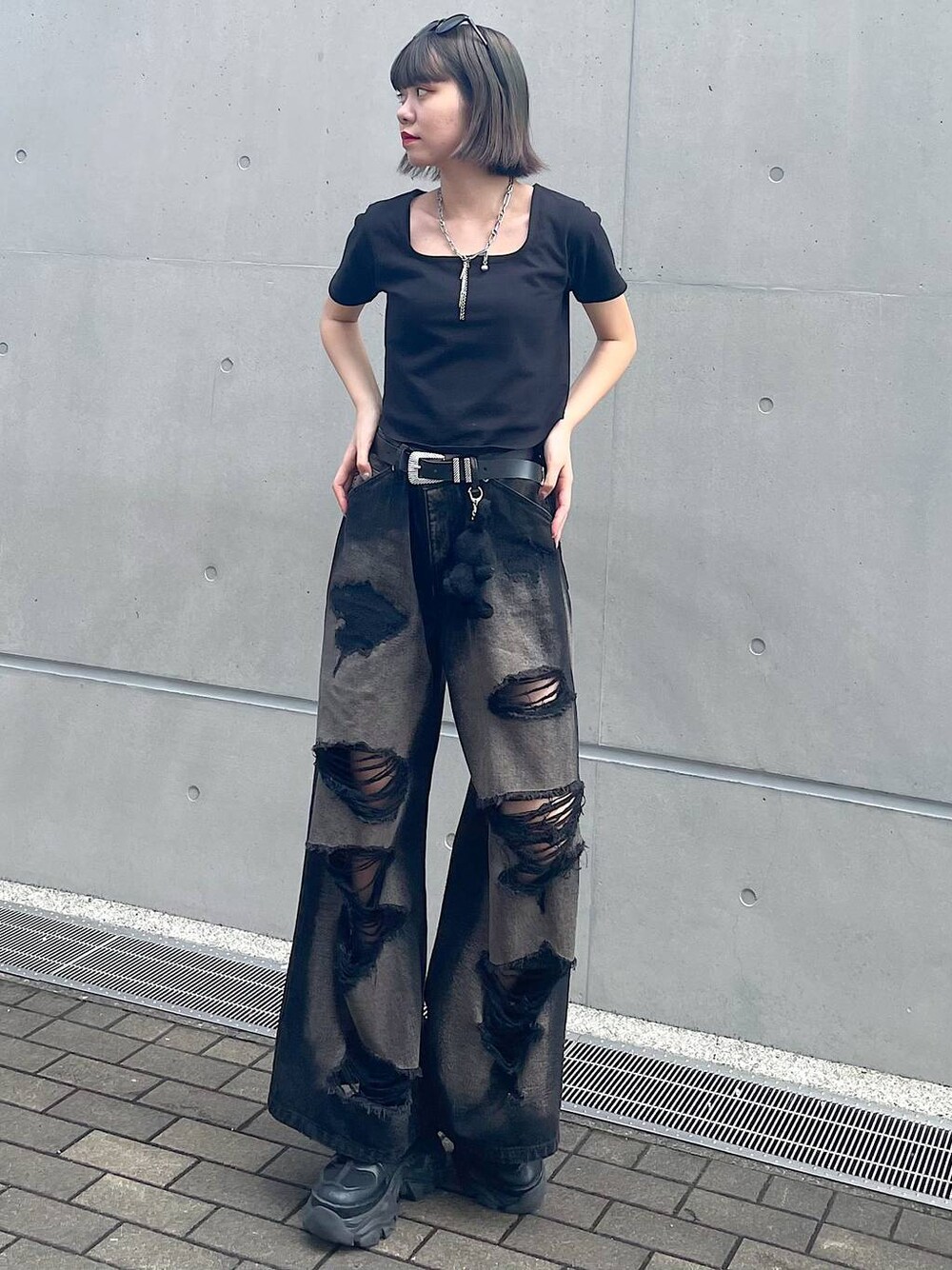 ブラック系のスニーカー、ブラック系のデニムパンツ、ブラック系のTシャツ/カットソーを着用したレディースの夏コーディネートの1枚目の写真