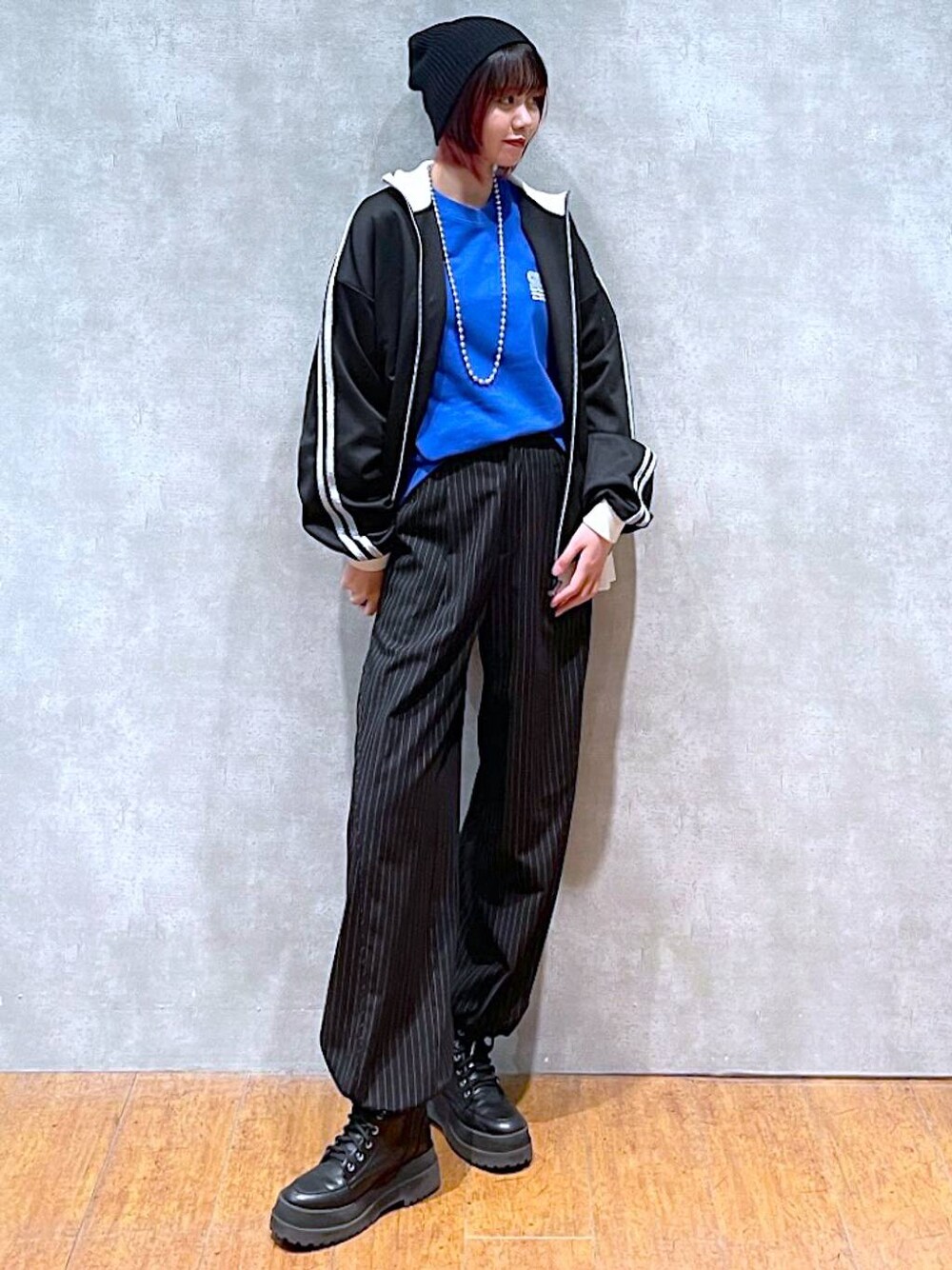 ブラック系のその他アウター、その他のその他パンツ、ブルー系のスウェットを着用したレディースの冬コーディネートの1枚目の写真