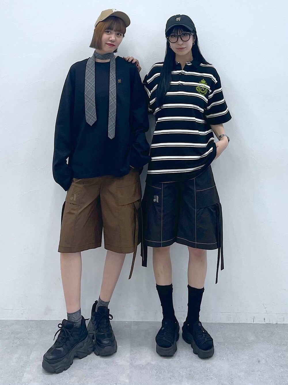 ブラック系のスニーカー、グレー系のネクタイ、ブラウン系のカーゴパンツを着用したレディースの夏コーディネートの1枚目の写真