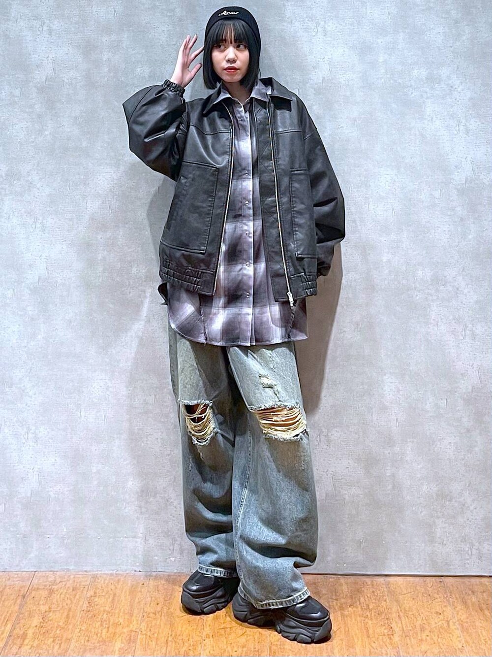 ブラック系のスニーカー、グレー系のシャツ/ブラウス、ブルー系のデニムパンツを着用したレディースの秋コーディネートの1枚目の写真