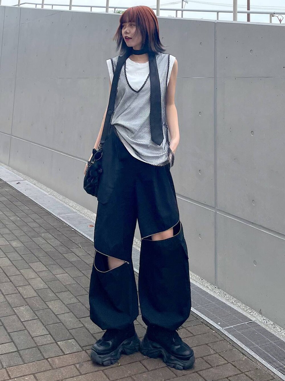 ブラック系のショルダーバッグ、ブラック系のスニーカー、ブラック系のネクタイを着用したレディースの春コーディネートの1枚目の写真