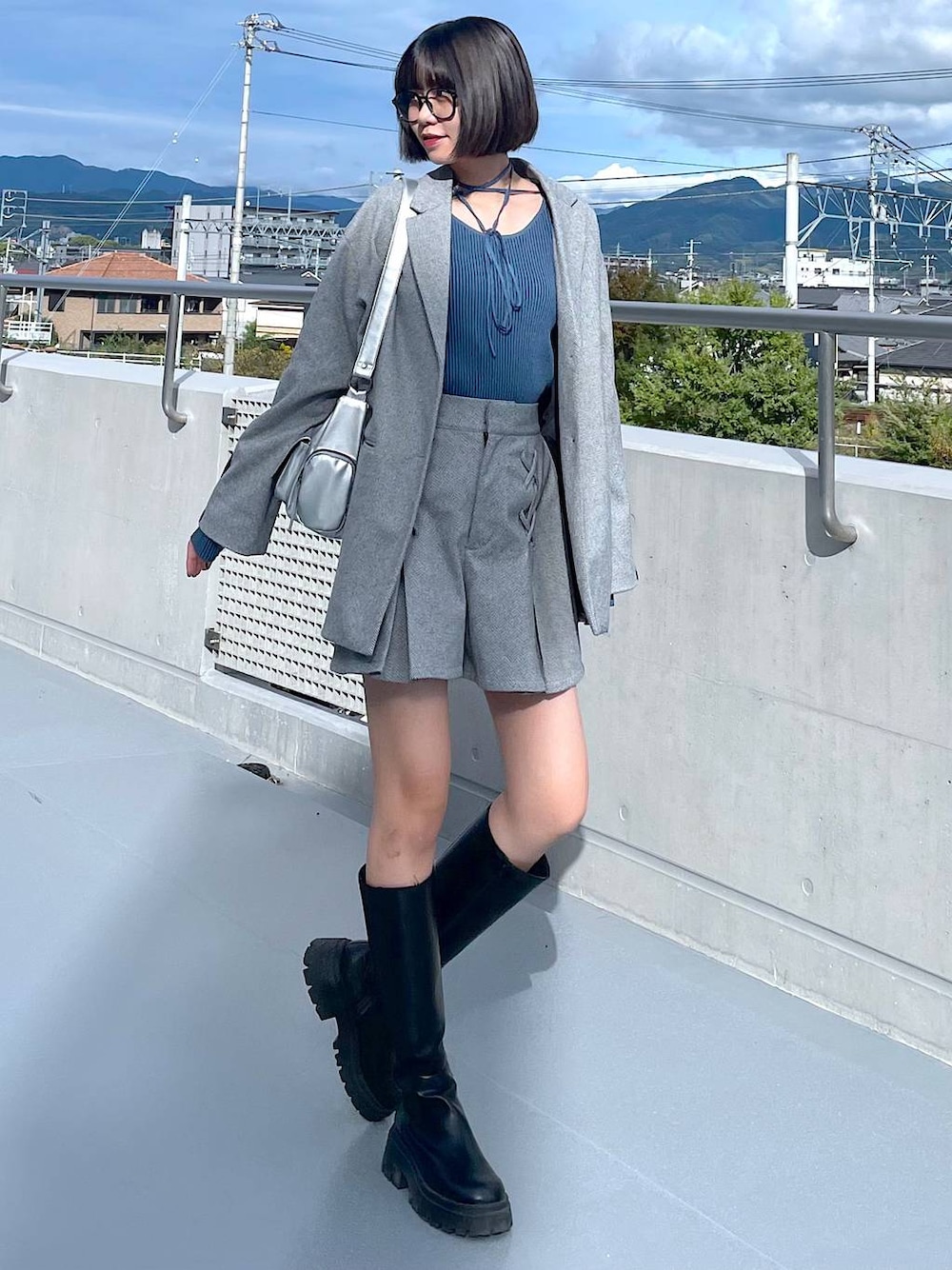 シルバー系のショルダーバッグ、ブラック系のその他パンツ、ブラック系のテーラードジャケットを着用したレディースの秋コーディネートの1枚目の写真