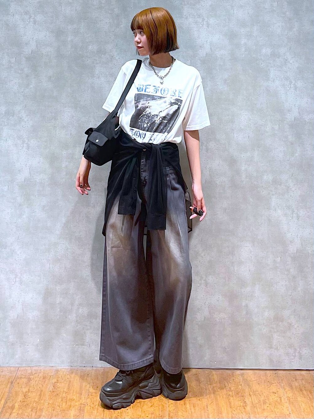 ブラック系のショルダーバッグ、ブラック系のスニーカー、ブラック系のシャツ/ブラウスを着用したレディースの夏コーディネートの1枚目の写真