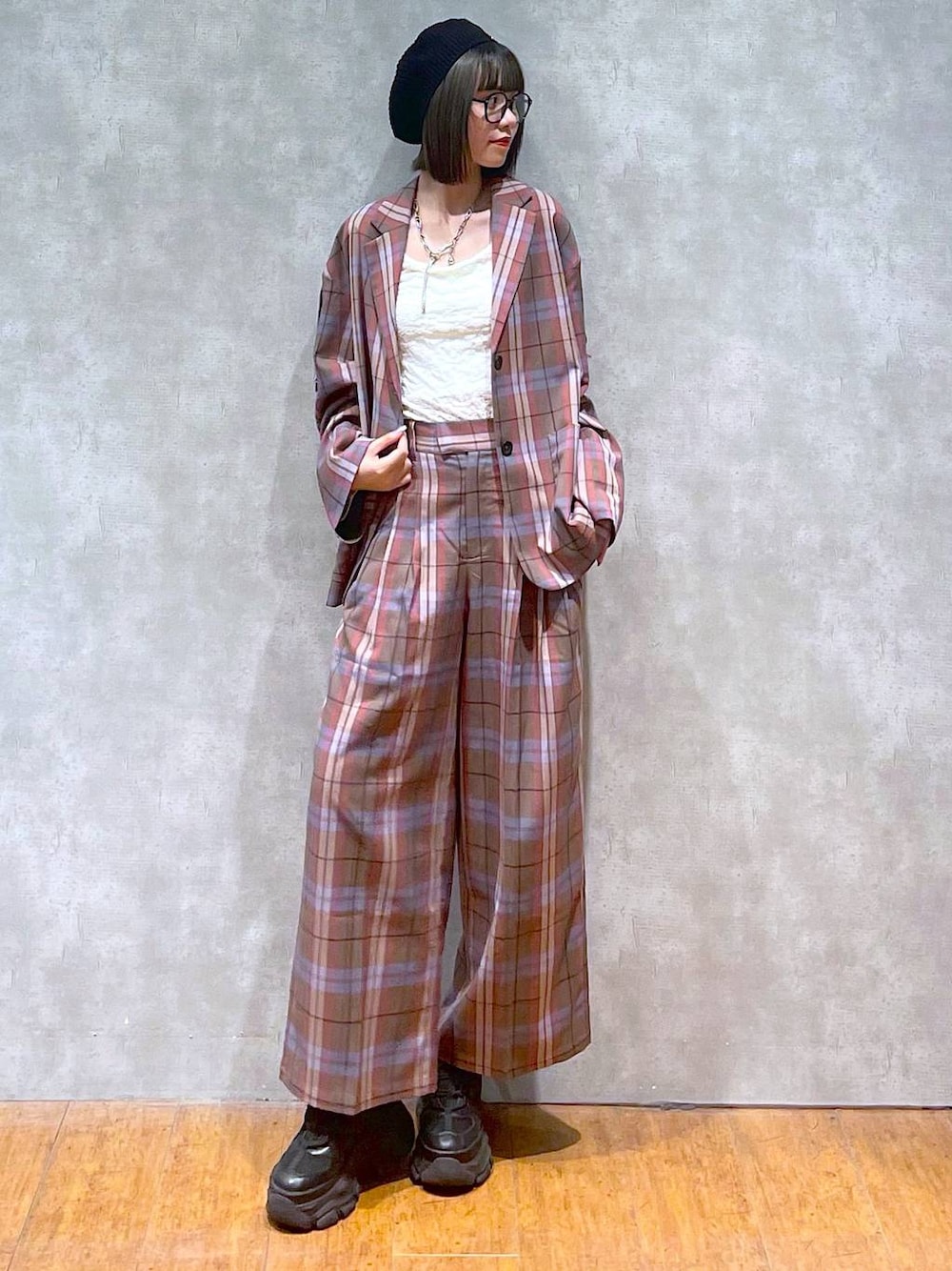 ブラック系のスニーカー、ブラウン系のテーラードジャケット、ブラウン系のスラックスを着用したレディースの秋コーディネートの1枚目の写真