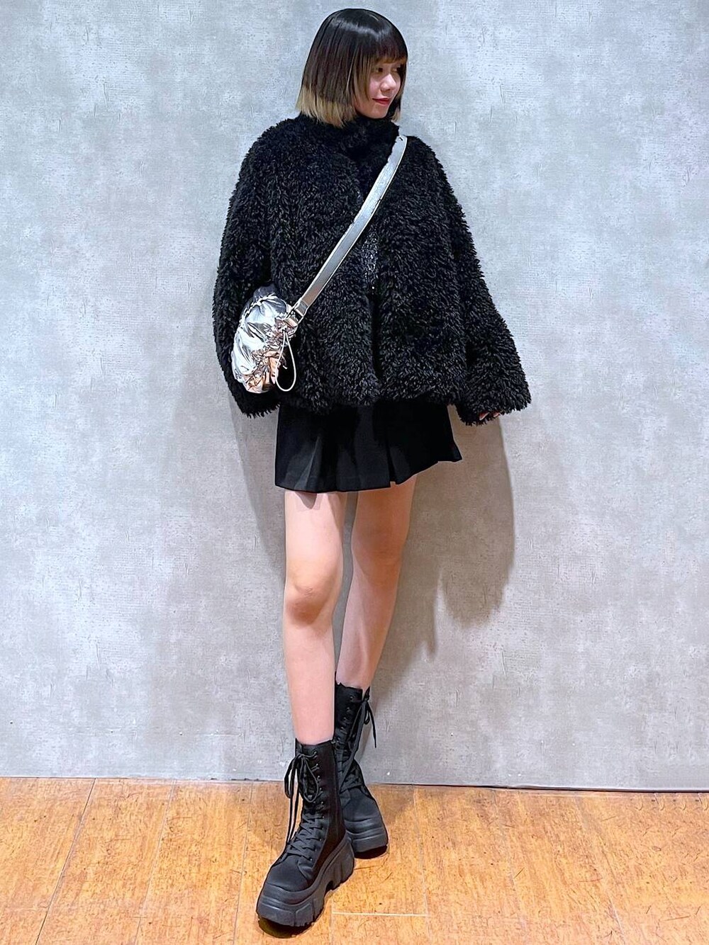 シルバー系のショルダーバッグ、ブラック系のその他パンツ、ブラック系のニット/セーターを着用したレディースの冬コーディネートの1枚目の写真