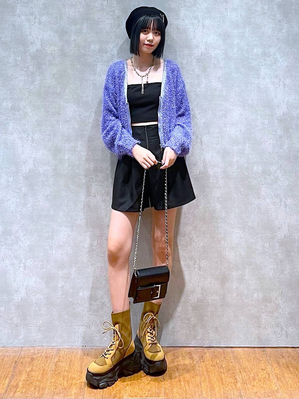 ブラウン系のブーツ、ブラック系のその他パンツ、ブラック系のショルダーバッグを着用したレディースの秋コーディネートの1枚目の写真