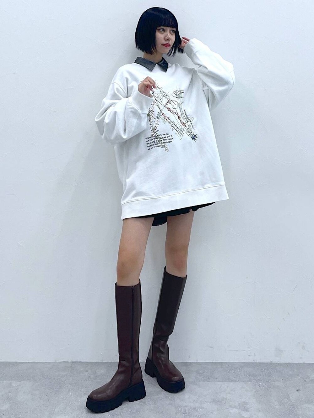 ブラウン系のブーツ、ブラック系のその他パンツ、グレー系のシャツ/ブラウスを着用したレディースの冬コーディネートの1枚目の写真