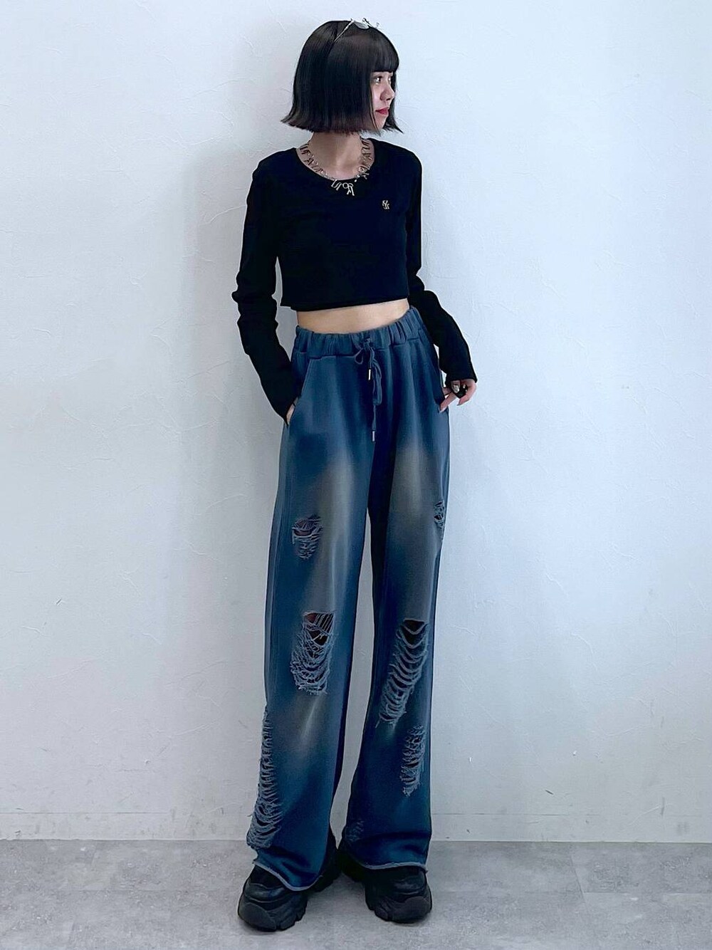 「ロンT、差し色コーデ、高身長、韓国系、韓国ファッション、ユニセックス、女子ウケ、夏コーデ、秋コーデ、骨格ナチュラル、モード、カジュアル、PAGEBOY、PBLIM、着痩せ・細見え」｜「PAGEBOYのプラットチャンキースニーカー（スニーカー、ブラック系）」を使った、Kotohaさん（レディース・170cm）の秋コーディネートの1枚目の写真