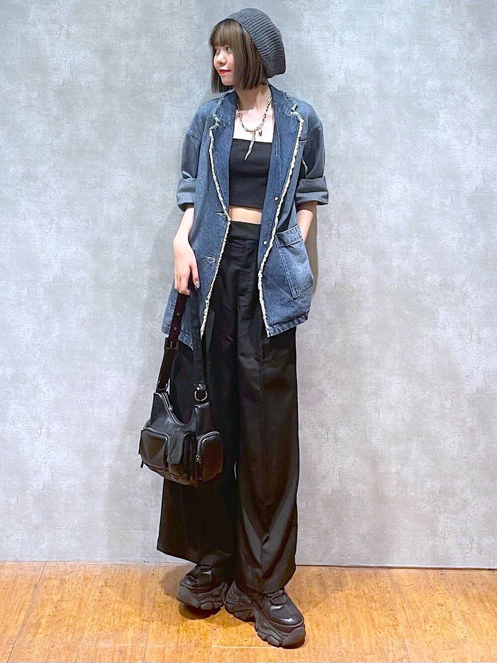 ブラック系のスニーカー、ブルー系のテーラードジャケット、ブラック系のキャミソールを着用したレディースの秋コーディネートの1枚目の写真