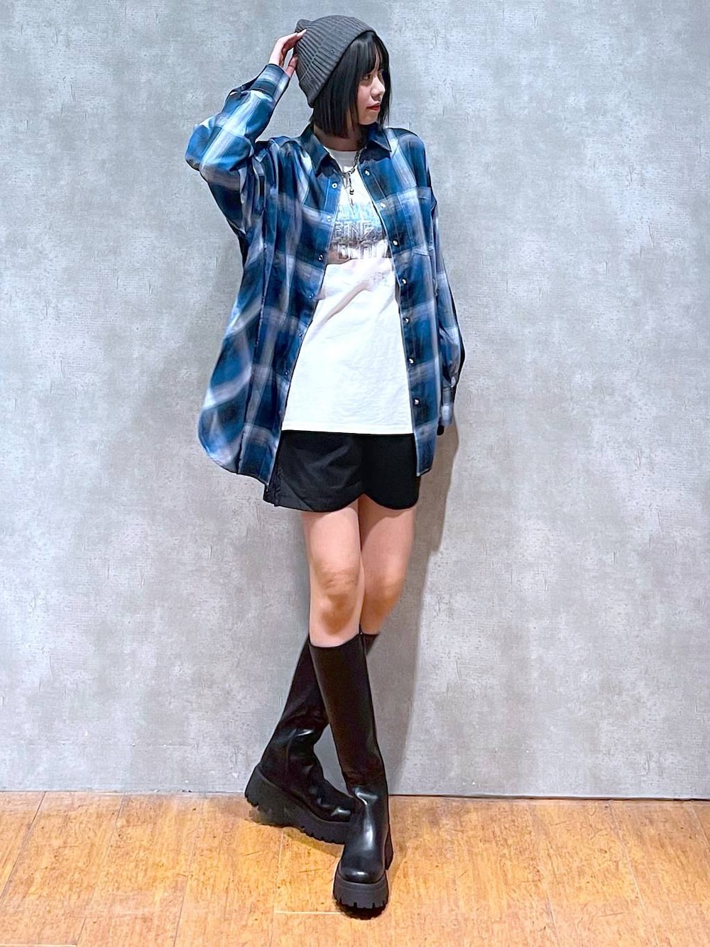ホワイト系のTシャツ/カットソー、ブルー系のシャツ/ブラウス、ブラック系のブーツを着用したレディースの秋コーディネートの1枚目の写真