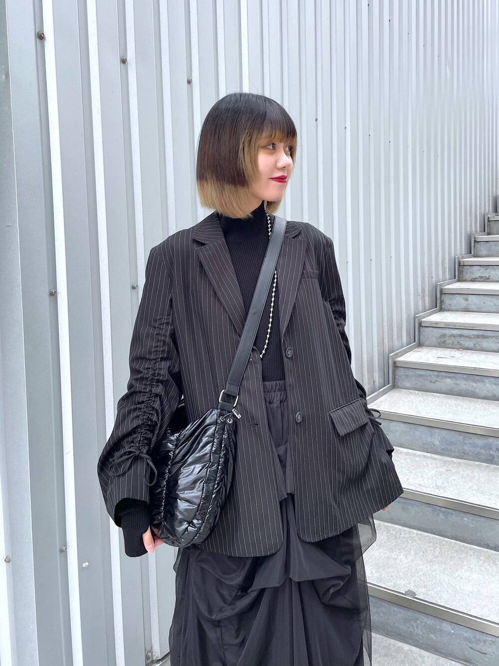 その他のテーラードジャケット、ブラック系のショルダーバッグ、ブラック系のブーツを着用したレディースの冬コーディネートの1枚目の写真