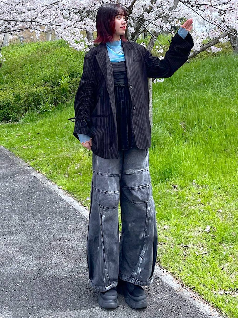 その他のテーラードジャケット、ブラック系のブーツ、ブラック系のデニムパンツを着用したレディースの春コーディネートの1枚目の写真