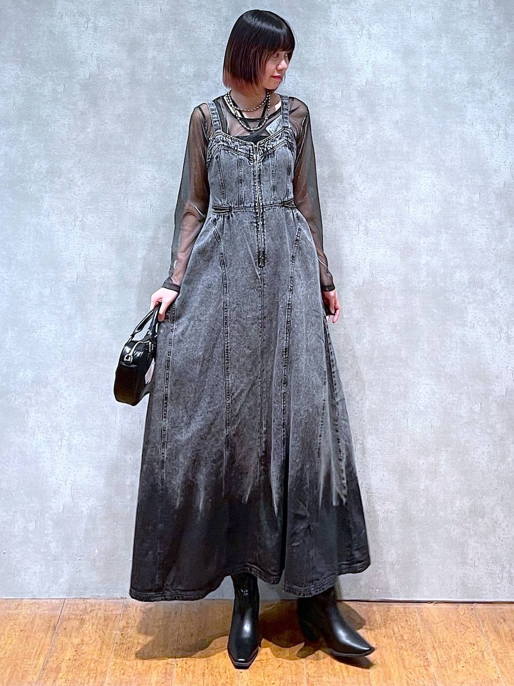 ブラック系のTシャツ/カットソー、ブラック系のワンピース、ブラック系のキャミソールを着用したレディースの春コーディネートの1枚目の写真